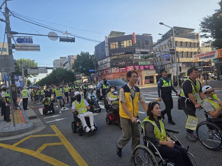 [청주=뉴시스] 8일 충북도청 서문에서 충북모두의공공교통이 충청권 광역급행철도(CTX) 청주 도심 통과에 반대하며 대자보 행진을 하고 있다. (사진=충북모두의공공교통 제공) 2026.09.08. photo@newsis.com *재판매 및 DB 금지