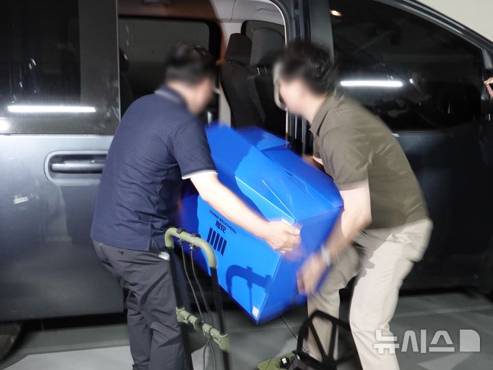 [제주=뉴시스] 오영재 기자 = 실종 허위종결 사건을 수사 중인 제주지검이 9일 제주경찰청에서 압수수색을 마치고 철수하고 있다. 2026.09.08. oyj4343@newsis.com