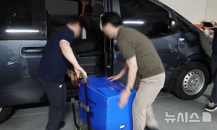 [제주=뉴시스] 오영재 기자 = 실종 허위종결 사건을 수사 중인 제주지검이 9일 제주경찰청에서 압수수색을 마치고 철수하고 있다. 2026.09.08. oyj4343@newsis.com