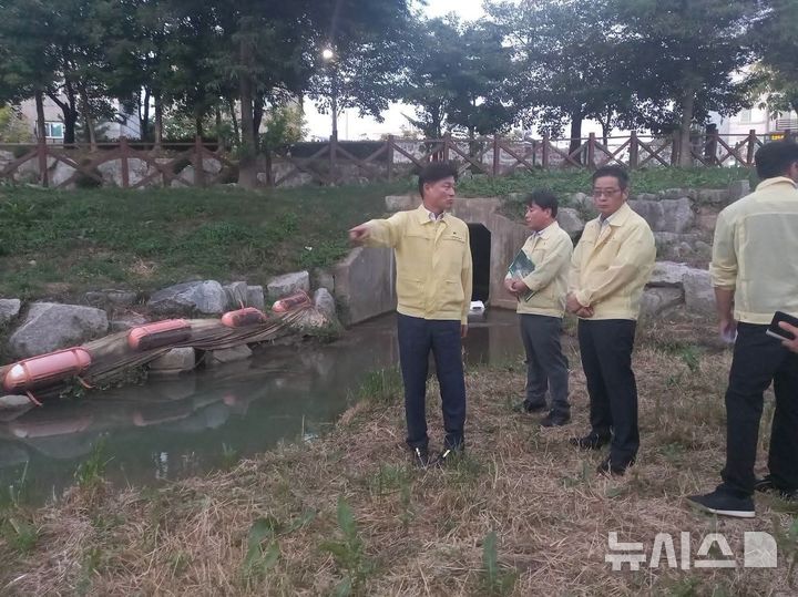 [부천=뉴시스]조용익 경기 부천시장이 베르네천 현장 점검을 하고 있다. (사진=조용익 부천시장 SNS) 2026.09.08. photo@newsis.com