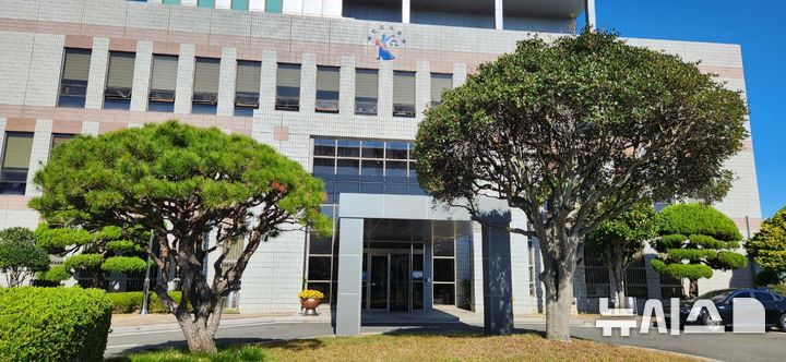 [통영=뉴시스] 신정철 기자= 창원지방법원 통영지원 형사2단독은 8일, 업무상 횡령과 업무상 배임, 허위공문서작성, 등 혐의로 기소된 경남 거제시 7급 공무원 A 씨(40대)에게 징역 2년을 선고했다. 또 공범으로 함께 기소된 A 씨의 친구이자 사무용품 납품업자 B 씨(40대)에게는 징역 2년에 집행유예 3년을 선고했다.사진은 창원지방법원통영지원 청사 전경.(사진=뉴사스DB).2026.09.08. sin@newsis.com
