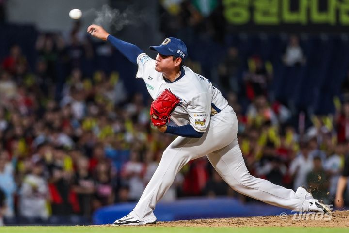 [서울=뉴시스] 프로야구 NC 다이노스 김진호가 1일 창원NC파크에서 열린 2026 신한 쏠 KBO리그 KIA 타이거즈와의 홈 경기에 불펜 등판해 공을 던지고 있다. (사진=NC 다이노스 제공) 2026.09.01. *재판매 및 DB 금지