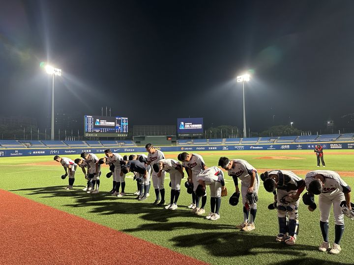 [서울=뉴시스] 18세 이하(U-18) 야구 대표팀이 8일 대만 신베이시 신장 야구장에서 열린 제14회 아시아청소년야구선수권 조별리그 2차전 싱가포르전에서 승리한 후 관중석을 향해 인사하고 있다. (사진=대한야구소프트볼협회 제공) 2026.09.08. *재판매 및 DB 금지