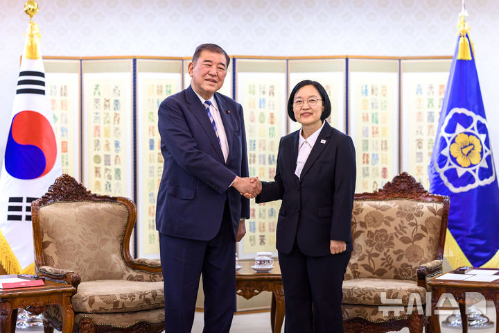 [서울=뉴시스] 한성숙 국무총리는 8일 정부서울청사에서 이시바 시게루 전 일본 총리를 접견하고 최근 한일 관계를 평가하는 한편 양국 간 협력 방향에 대해 의견을 교환했다. (사진=총리실 제공) 2026.09.08