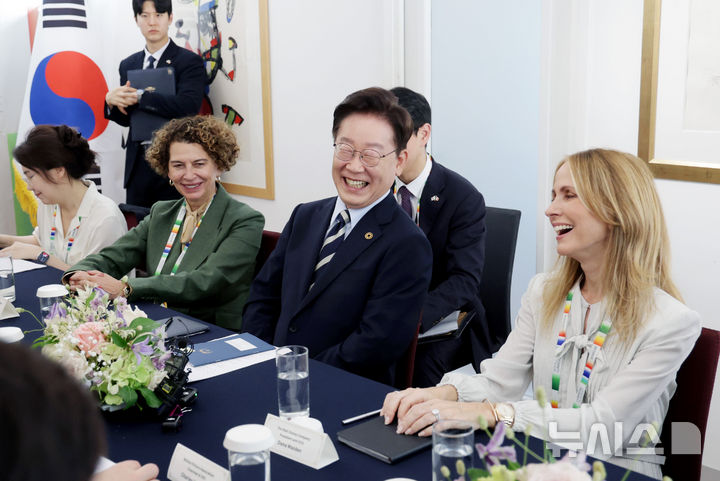 [생폴드방스=뉴시스] 조성봉 기자 = '뤼미에르 서밋' 공동의장인 이재명 대통령이 7일(현지 시간) 프랑스 생폴드방스 마그 재단에서 열린 미국영화협회 회원사 접견에서 발언하고 있다. 접견에는 찰스 리프킨 미국영화협회(MPA) 회장, 도나 랭글리 NBC 유니버설 엔터 회장, 테드 서랜도스 넷플릭스 공동 CEO, 톰 로스먼 소니픽쳐스 엔터테인먼트 영화사업부 회장 겸 CEO, 다나 월든 월트디즈니컴퍼니 사장 겸 CEO, 이미경 CJ그룹 부회장 등이 참석했다. 2026.09.08. suncho21@newsis.com