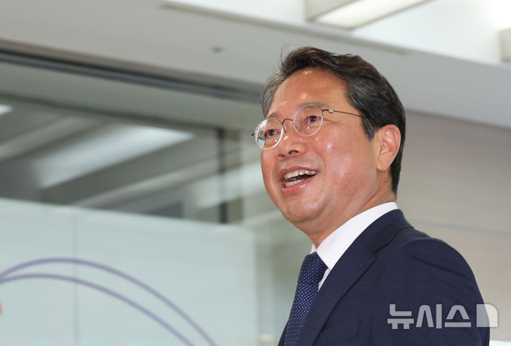 [서울=뉴시스] 조수정 기자 = 김승원 법무부 장관 후보자가 8일 오전 서울 종로구에 마련된 인사청문회 준비사무실로 출근하고 있다. 2026.09.08. chocrystal@newsis.com