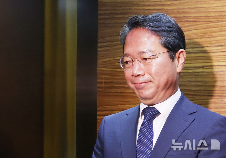 [서울=뉴시스] 조수정 기자 = 김승원 법무부 장관 후보자가 8일 오전 서울 종로구에 마련된 인사청문회 준비사무실로 출근하며 승강기에 탑승하고 있다. 2026.09.08. chocrystal@newsis.com