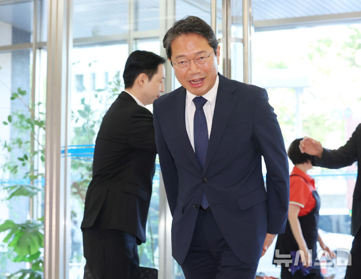 [서울=뉴시스] 조수정 기자 = 김승원 법무부 장관 후보자가 8일 오전 서울 종로구에 마련된 인사청문회 준비사무실로 출근하며 인사하고 있다. 2026.09.08. chocrystal@newsis.com