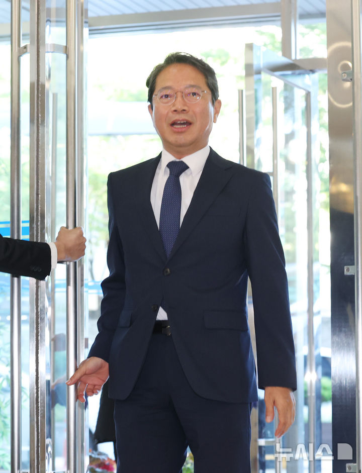 [서울=뉴시스] 조수정 기자 = 김승원 법무부 장관 후보자가 8일 오전 서울 종로구에 마련된 인사청문회 준비사무실로 출근하고 있다. 2026.09.08. chocrystal@newsis.com