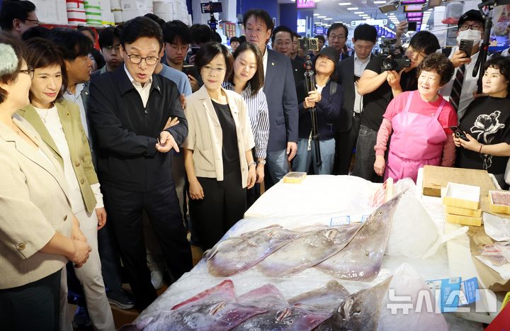 [서울=뉴시스] 권창회 기자 = 김민석 더불어민주당 대표가 8일 오전 서울 동작구 노량진 수산시장을 방문해 상인과 대화하고 있다. 2026.09.08 kch0523@newsis.com