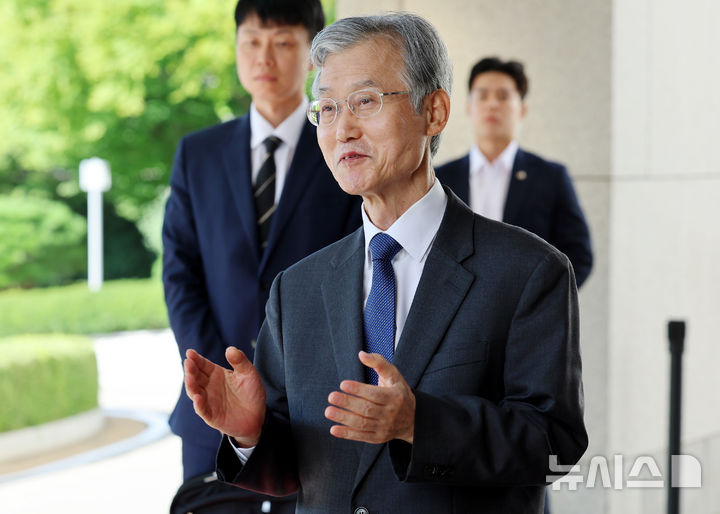 [서울=뉴시스] 박영태 기자 = 조희대 대법원장이 8일 오전 서울 서초구 대법원으로 출근하며 발언하고 있다. 2026.09.08. since1999@newsis.com
