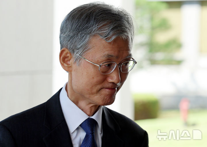 [서울=뉴시스] 박영태 기자 = 조희대 대법원장이 지난 8일 오전 서울 서초구 대법원으로 출근하고 있다. 2026.09.13. since1999@newsis.com