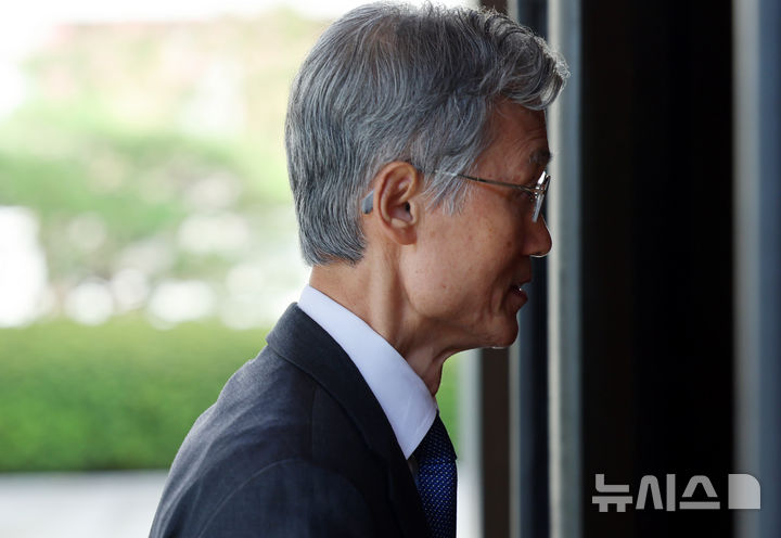 [서울=뉴시스] 박영태 기자 = 조희대 대법원장이 8일 오전 서울 서초구 대법원으로 출근하고 있다. 2026.09.08. since1999@newsis.com