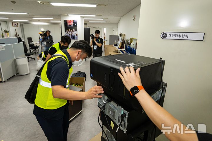 [서울=뉴시스] 사진공동취재단 = 대한체육회 산하 9개 종목 단체 관계자들이 8일 서울 송파구 올림픽공원 핸드볼 경기장에 진입해 장비 및 행정 자료 PC 반출을 하고 있다.6·3 지방선거 당시 개표소로 사용된 올림픽공원 핸드볼 경기장은 석 달째 봉쇄 시위가 이어져 경기장에 입주한 9개 종목 단체 업무에 차질을 빚고 있다. 2026.09.08. photo@newsis.com