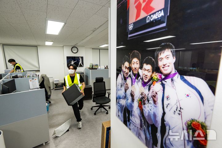[서울=뉴시스] 사진공동취재단 = 대한체육회 산하 9개 종목 단체 관계자들이 8일 서울 송파구 올림픽공원 핸드볼 경기장에 진입해 장비 및 행정 자료 PC 반출을 하고 있다.6·3 지방선거 당시 개표소로 사용된 올림픽공원 핸드볼 경기장은 석 달째 봉쇄 시위가 이어져 경기장에 입주한 9개 종목 단체 업무에 차질을 빚고 있다. 2026.09.08. photo@newsis.com