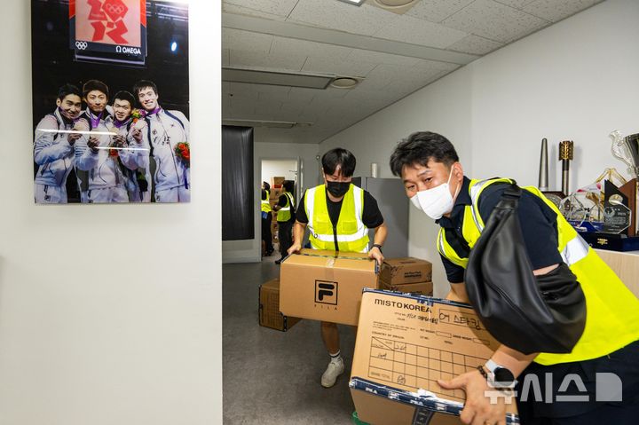[서울=뉴시스] 사진공동취재단 = 대한체육회 산하 9개 종목 단체 관계자들이 8일 서울 송파구 올림픽공원 핸드볼 경기장에 진입해 장비 및 행정 자료 PC 반출을 하고 있다.6·3 지방선거 당시 개표소로 사용된 올림픽공원 핸드볼 경기장은 석 달째 봉쇄 시위가 이어져 경기장에 입주한 9개 종목 단체 업무에 차질을 빚고 있다. 2026.09.08. photo@newsis.com