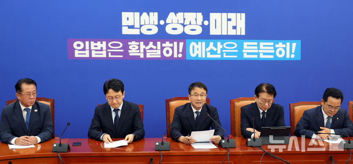 [서울=뉴시스] 최진석 기자 = 한병도(가운데) 더불어민주당 원내대표가 8일 여의도 국회에서 열린 원내대책회의에 참석해 발언하고 있다. 2026.09.08. myjs@newsis.com