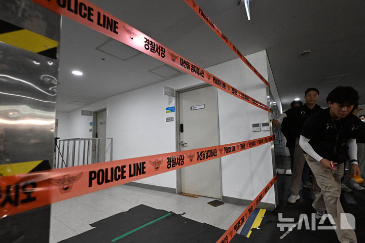 [서울=뉴시스] 사진공동취재단 = 8일 서울 송파구 올림픽공원 핸드볼경기장에서 대한체육회 관계자들이 장비와 행정 자료가 담긴 PC 등을 반출하는 가운데 경찰이 투표함이 보관된 장소를 지키고 있다.6·3 지방선거 당시 개표소로 사용된 올림픽공원 핸드볼 경기장은 석 달째 봉쇄 시위가 이어져 경기장에 입주한 9개 종목 단체 업무에 차질을 빚고 있다. 2026.09.08. photo@newsis.com