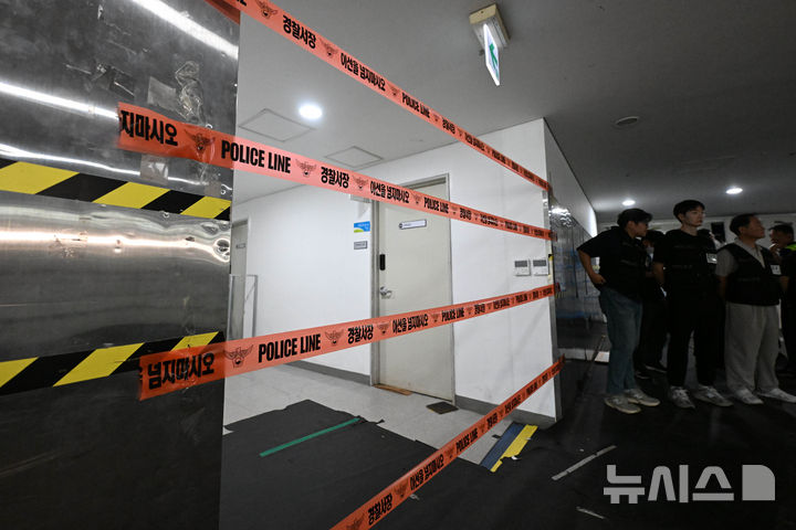[서울=뉴시스] 사진공동취재단 = 지난달 8일 서울 송파구 올림픽공원 핸드볼경기장에서 대한체육회 관계자들이 장비와 행정 자료가 담긴 PC 등을 반출하는 가운데 경찰이 투표함이 보관된 장소를 지키고 있다. 2026.09.08. photo@newsis.com