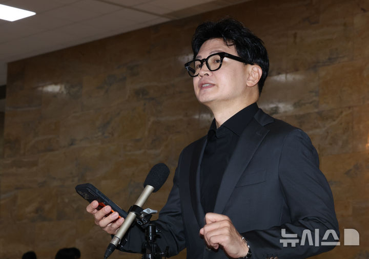 [서울=뉴시스] 김근수 기자 = 한동훈 무소속 의원이 지난 8일 오전 서울 여의도 국회 본회의장 앞에서 김승원 법무장관 후보자 관련 브리핑을 하고 있다. 2026.09.08. ks@newsis.com