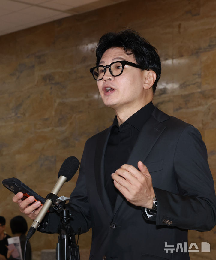 [서울=뉴시스] 김근수 기자 = 한동훈 무소속 의원이 8일 오전 서울 여의도 국회 본회의장 앞에서 김승원 법무장관 후보자 관련 브리핑을 하고 있다. 2026.09.08. ks@newsis.com