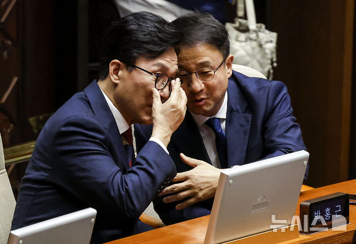 [서울=뉴시스] 정병혁 기자 = 김민석 더불어민주당 대표와 한병도 원내대표가 8일 서울 여의도 국회에서 열린 제439회국회(정기회) 4차 본회의에서 대화하고 있다. 2026.09.08. jhope@newsis.com