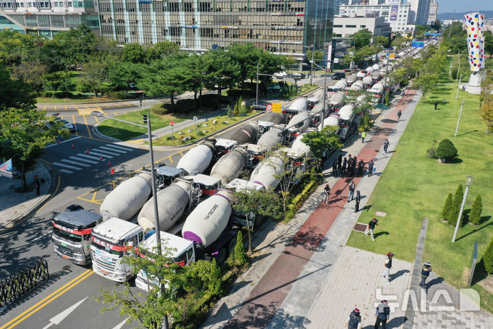 [전남광주=뉴시스] 이영주 기자 = 8일 오전 전남광주 서구 전남광주통합특별시 광주청사 앞 편도 3차로 위에서 전국민주노동조합총연맹(민주노총) 건설노조 광주전남건설기계지부의 레미콘믹서트럭 100여대가 레미콘 노동자 총파업 출정식을 준비하고 있다. 2026.09.08. leeyj2578@newsis.com