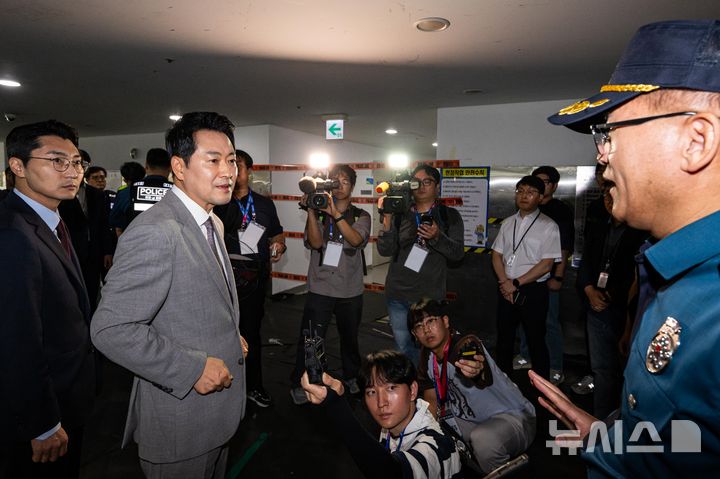[서울=뉴시스] 사진공동취재단 = 장동혁 국민의힘 대표가 8일 서울 송파구 올림픽공원 핸드볼 경기장에 진입해 선거 관련 용품들이 보관된 곳을 살펴보고 있다.이날 대한체육회 산하 9개 종목 단체는 장비 반출을 위해 6·3 지방선거 당시 개표소로 사용된 올림픽공원 핸드볼 경기장에 진입했다. 2026.09.08. photo@newsis.com