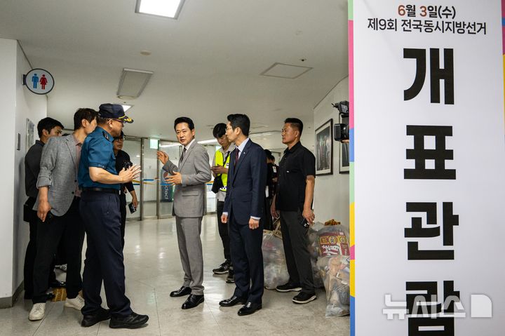 [서울=뉴시스] 사진공동취재단 = 장동혁 국민의힘 대표가 8일 서울 송파구 올림픽공원 핸드볼 경기장에 진입해 선거 관련 용품들이 보관된 곳을 살펴보기 위해 이동하고 있다.이날 대한체육회 산하 9개 종목 단체는 장비 반출을 위해 6·3 지방선거 당시 개표소로 사용된 올림픽공원 핸드볼 경기장에 진입했다. 2026.09.08. photo@newsis.com