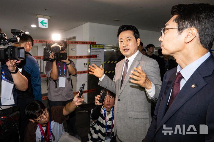 [서울=뉴시스] 사진공동취재단 = 장동혁 국민의힘 대표가 8일 서울 송파구 올림픽공원 핸드볼 경기장에 진입해 선거 관련 용품들이 보관된 곳을 살펴보고 있다.이날 대한체육회 산하 9개 종목 단체는 장비 반출을 위해 6·3 지방선거 당시 개표소로 사용된 올림픽공원 핸드볼 경기장에 진입했다. 2026.09.08. photo@newsis.com