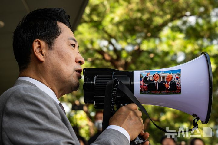 [서울=뉴시스] 사진공동취재단 = 장동혁 국민의힘 대표가 8일 서울 송파구 올림픽공원 핸드볼 경기장에 진입해 선거 관련 용품들이 보관된 곳을 살펴본 뒤 시민들에게 내부 상황을 설명하고 있다.이날 대한체육회 산하 9개 종목 단체는 장비 반출을 위해 6·3 지방선거 당시 개표소로 사용된 올림픽공원 핸드볼 경기장에 진입했다. 2026.09.08. photo@newsis.com