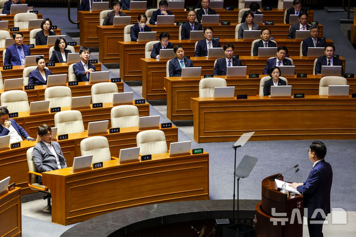 [서울=뉴시스] 정병혁 기자 = 한창민 사회민주당 의원이 8일 서울 여의도 국회에서 열린 제439회국회(정기회) 4차 본회의에서 정점식 국민의힘 원내대표의 국정에 관한 교섭단체 대표연설에 항의하고 있다. 2026.09.08. jhope@newsis.com