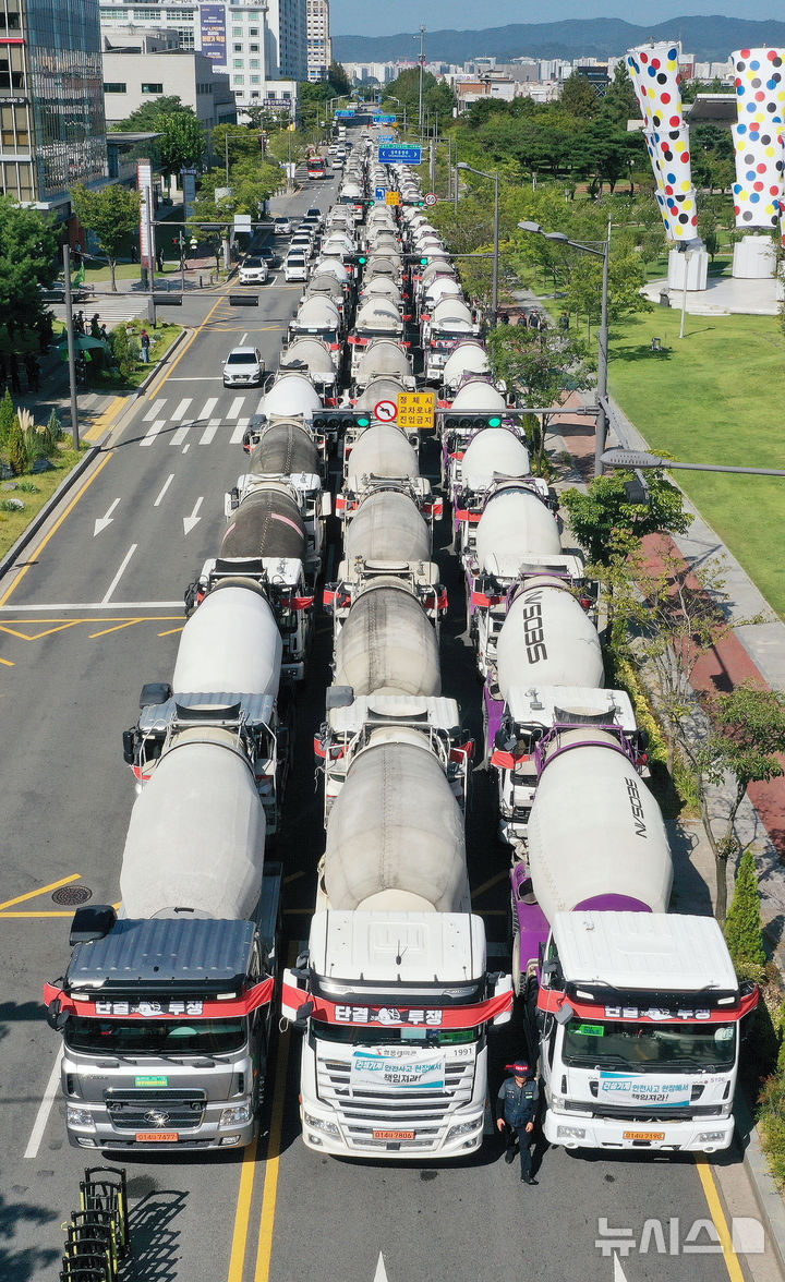 [전남광주=뉴시스] 이영주 기자 = 8일 오전 전남광주 서구 전남광주통합특별시 광주청사 앞 편도 3차로 위에서 민주노총 건설노조 광주전남건설기계지부의 레미콘믹서트럭 100여대가 레미콘 노동자 총파업 출정식을 준비하고 있다. 2026.09.08. leeyj2578@newsis.com