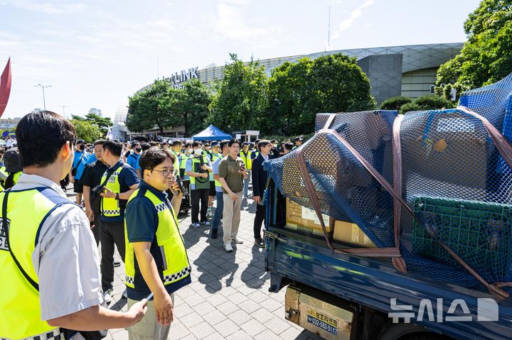 [서울=뉴시스] 사진공동취재단 = 대한체육회 산하 9개 종목 단체 관계자들이 8일 서울 송파구 올림픽공원 핸드볼 경기장에 진입해 장비 및 행정 자료 PC 반출 후 이동하고 있다.6·3 지방선거 당시 개표소로 사용된 올림픽공원 핸드볼 경기장은 석 달째 봉쇄 시위가 이어져 경기장에 입주한 9개 종목 단체 업무에 차질을 빚고 있다. 2026.09.08. photo@newsis.com