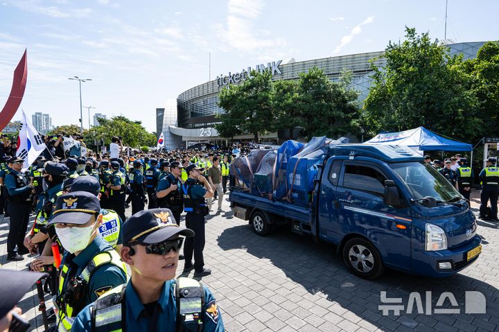 [서울=뉴시스] 사진공동취재단 = 대한체육회 산하 9개 종목 단체 관계자들이 8일 서울 송파구 올림픽공원 핸드볼 경기장에 진입해 장비 및 행정 자료 PC 반출 후 이동하고 있다.6·3 지방선거 당시 개표소로 사용된 올림픽공원 핸드볼 경기장은 석 달째 봉쇄 시위가 이어져 경기장에 입주한 9개 종목 단체 업무에 차질을 빚고 있다. 2026.09.08. photo@newsis.com