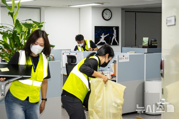 [서울=뉴시스] 사진공동취재단 = 대한체육회 산하 9개 종목 단체 관계자들이 8일 서울 송파구 올림픽공원 핸드볼 경기장에 진입해 장비 및 행정 자료 PC 반출을 하고 있다.6·3 지방선거 당시 개표소로 사용된 올림픽공원 핸드볼 경기장은 석 달째 봉쇄 시위가 이어져 경기장에 입주한 9개 종목 단체 업무에 차질을 빚고 있다. 2026.09.08. photo@newsis.com