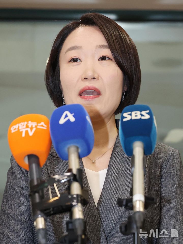 [서울=뉴시스] 권창회 기자 = 이소영 중소벤처기업부 장관 후보자가 8일 서울 여의도 소상공인연합회를 찾아 차담회를 한 뒤 브리핑을 하고 있다. 2026.09.08 kch0523@newsis.com