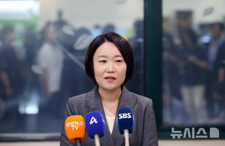 [서울=뉴시스] 권창회 기자 = 이소영 중소벤처기업부 장관 후보자가 지난 8일 서울 여의도 소상공인연합회를 찾아 차담회를 한 뒤 브리핑을 하고 있다. 2026.09.23. kch0523@newsis.com