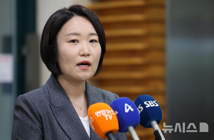 [서울=뉴시스] 권창회 기자 = 이소영 중소벤처기업부 장관 후보자가 8일 서울 여의도 소상공인연합회를 찾아 차담회를 한 뒤 브리핑을 하고 있다. 2026.09.08 kch0523@newsis.com