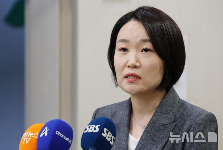 [서울=뉴시스] 권창회 기자 = 이소영 중소벤처기업부 장관 후보자가 지난 8일 서울 여의도 소상공인연합회를 찾아 차담회를 한 뒤 브리핑을 하고 있다. 2026.09.08 kch0523@newsis.com
