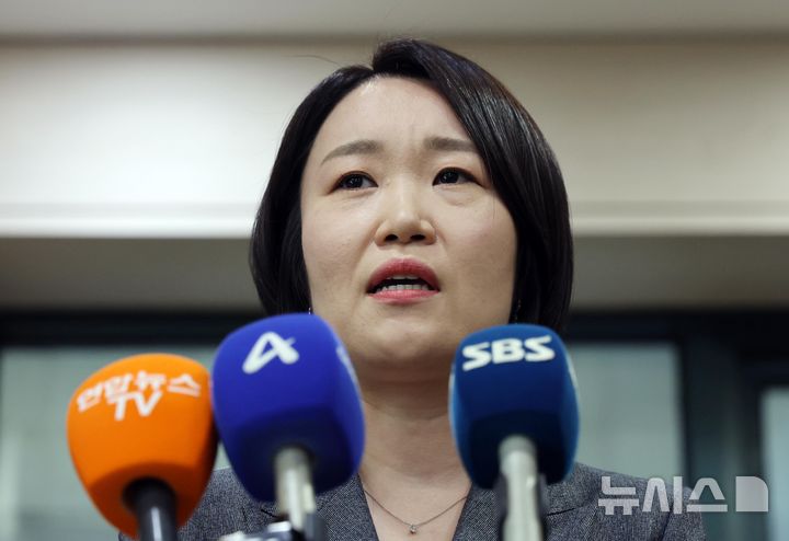 [서울=뉴시스] 권창회 기자 = 이소영 중소벤처기업부 장관 후보자가 지난 8일 서울 여의도 소상공인연합회를 찾아 차담회를 한 뒤 브리핑을 하고 있다. 2026.09.15. kch0523@newsis.com