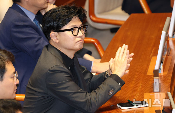 [서울=뉴시스] 고범준 기자 = 한동훈 무소속 의원이 8일 서울 여의도 국회에서 열린 제439회 국회(정기회) 제4차 본회의에서 정점식 국민의힘 원내대표의 국정에 관한 교섭단체 대표연설을 듣고 박수치고 있다. 2026.09.08. bjko@newsis.com
