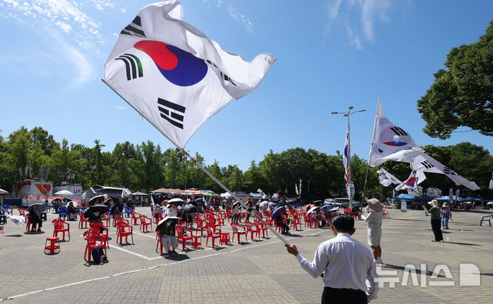 [서울=뉴시스] 홍효식 기자 = 대한체육회 산하 종목 단체 관계자들이 장비 및 행정 자료 PC 등을 반출한 8일 서울 송파구 올림픽공원 핸드볼경기장 앞에서 시위대들이 투표용지 부족 사태에 항의하고 있다. 2026.09.08. yesphoto@newsis.com