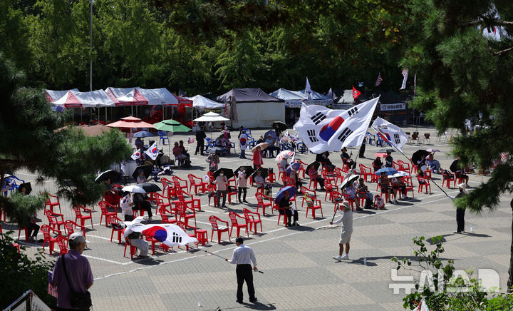 [서울=뉴시스] 홍효식 기자 = 대한체육회 산하 종목 단체 관계자들이 장비 및 행정 자료 PC 등을 반출한 지난 8일 서울 송파구 올림픽공원 핸드볼경기장 앞에서 시위대들이 투표용지 부족 사태에 항의하고 있다. 2026.09.08. yesphoto@newsis.com