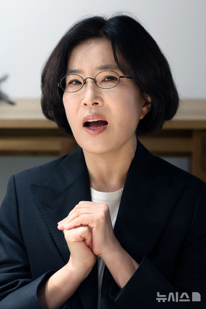 [서울=뉴시스] 박진희 기자 = 한글 노래 ′너랑 나랑 다같이′ 작곡·노래 이선희 가수가 8일 서울 종로구 국제한국어교육재단에서 재단이 2026년 한글날 제정 100주년을 기념하며 해외 한국어반 학생 누구나 쉽고 재미있게 부를 수 있도록 창작한 한글 노래 ′너랑 나랑 다같이′ 뮤직비디오 언론시사회를 하고 있다. 2026.09.08. pak7130@newsis.com