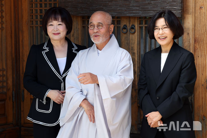 [서울=뉴시스] 박진희 기자 = 국제한국어교육재단 이사장 영담스님과 한글 노래 ′너랑 나랑 다같이′ 작사가 이금희 아나운서, 작곡·노래 이선희 가수가 8일 서울 종로구 국제한국어교육재단에서 재단이 2026년 한글날 제정 100주년을 기념하며 해외 한국어반 학생 누구나 쉽고 재미있게 부를 수 있도록 창작한 한글 노래 ′너랑 나랑 다같이′ 뮤직비디오 언론시사회를 하고 있다. 2026.09.08. pak7130@newsis.com
