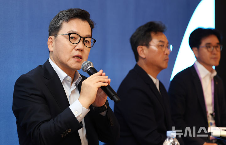 [서울=뉴시스] 조성우 기자 = 이준희(왼쪽) 삼성SDS 대표가 8일 서울 강남구 코엑스에서 열린 삼성SDS '리얼 서밋 2026' 기자간담회에서 취재진 질문에 답변하고 있다. 2026.09.08. xconfind@newsis.com