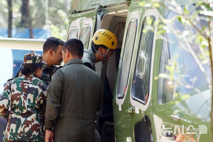 [바타르(네팔)=뉴시스] 고승민 기자 = 네팔 '빙하 홍수' 발생 14일째인 8일(현지 시간) 네팔 정부가 '도보 수색'을 허용하기로 한 것으로 알려진 가운데 네팔 바타르 베이스캠프 헬기 이착륙장에서 이규호 한국긴급해외구호대장과 대원들이 헬기에 탑승하고 있다. 2026.09.08. kkssmm99@newsis.com