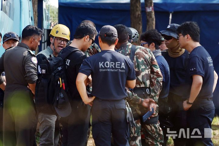[바타르(네팔)=뉴시스] 고승민 기자 = 네팔 '빙하 홍수' 발생 14일째인 8일(현지 시간) 네팔 정부가 '도보 수색'을 허용하기로 한 것으로 알려진 가운데 네팔 바타르 베이스캠프 헬기 이착륙장에서 이규호 한국긴급해외구호대장과 대원들이 헬기에 탑승하기 전 네팔군 측과 회의를 하고 있다. 2026.09.08. kkssmm99@newsis.com