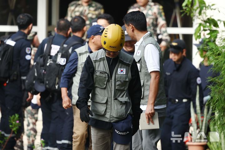 [바타르(네팔)=뉴시스] 고승민 기자 = 네팔 '빙하 홍수' 발생 14일째인 8일(현지 시간) 네팔 정부가 '도보 수색'을 허용하기로 한 것으로 알려진 가운데 네팔 바타르 군사기지에서 이규호 대장 등 한국긴급해외구호대 대원들이 헬기장으로 이동하고 있다. 2026.09.08. kkssmm99@newsis.com